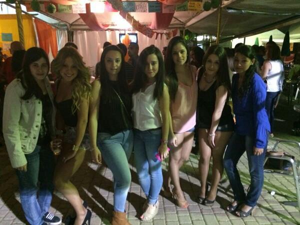 AinoaTala's tweet photo. Hoy la noche es nuestra chicas... @_MELANI__ @leti_6 @ireniita91 @JuditdelPino #alby http://t.co/68vmE0WnbJ