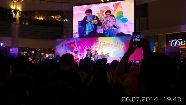 Prambors's tweet photo. Nunggu apalagi?udh rame ni,bareng @desta80s @missdongdong di #HitsColorFest SumareconMalSerpong @SAMSUNG_ID http://t.co/W1ebBxD0iD