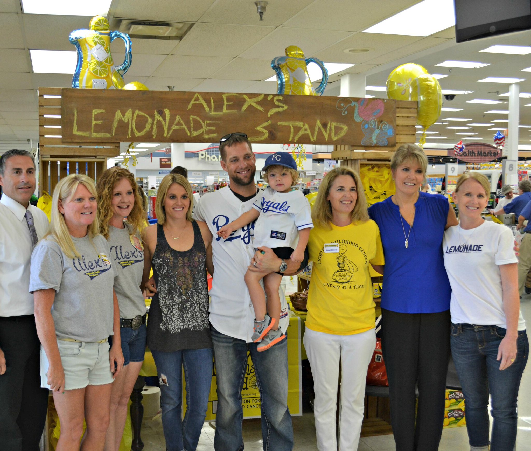 Kansas City Royals on X: Alex Gordon, wife Jamie and son Max assisted w/  @AlexsLemonade Stand Foundation at the @PVHyVee yesterday.   / X