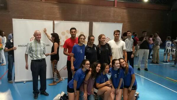 CDClaretSev's tweet photo. Nuestras chicas cadetes, de voleibol, recogiendo la copa. Gran temporada. #VamosClaret http://t.co/hM4XlPsWIX