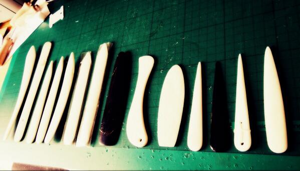 VintagePaperCo's tweet image. Because you can't have enough bone folders... #bonefolder #vintage #bookbinding #origam i