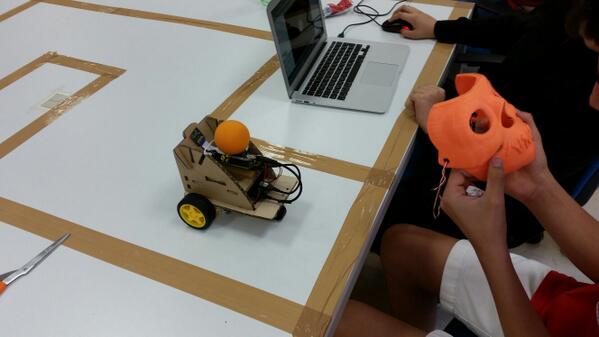 ccosimo's tweet image. #coderdojo #coderdojomilano #makerdojo qui si fa di tutto: si stampa 3d si costruiscono e programmano robot...