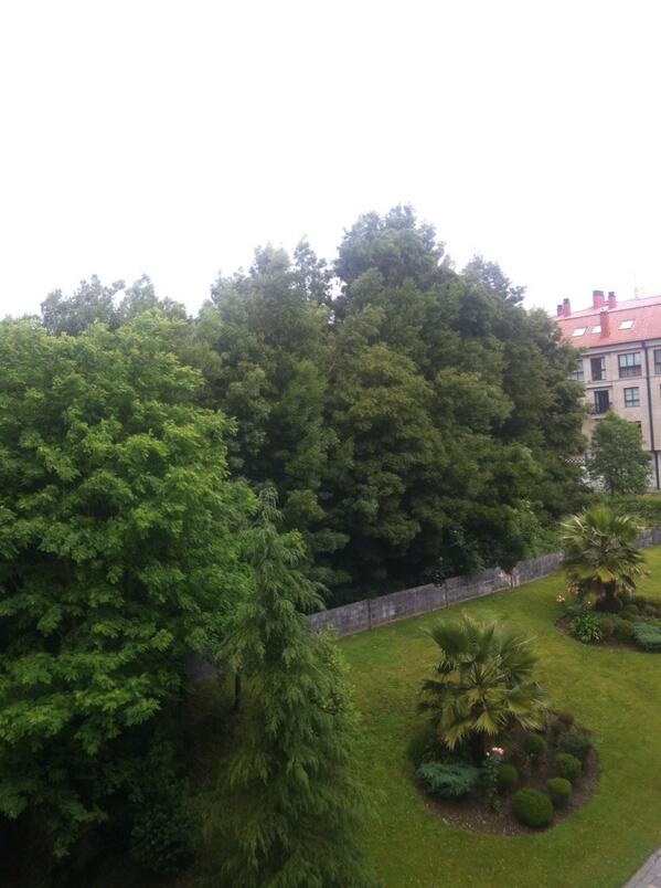 manu_delorenzo's tweet photo. Compostela no defrauda. "Onde o ceo é sempre gris". http://t.co/4ixigdjMpw