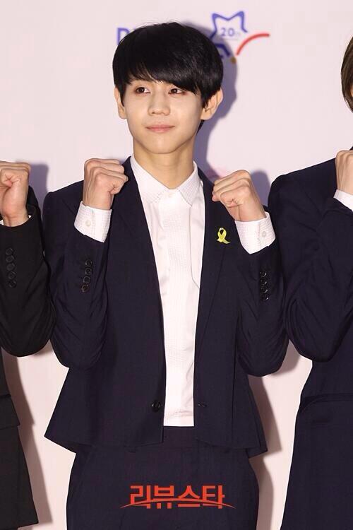 BphM_DzCAAADdb6.jpg:large