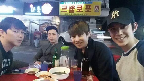DF_Hoonroro's tweet photo. 지방촌놈 4인 강남구 논현동 포차 마실ㅋㅋ http://t.co/hOi9vrji2G