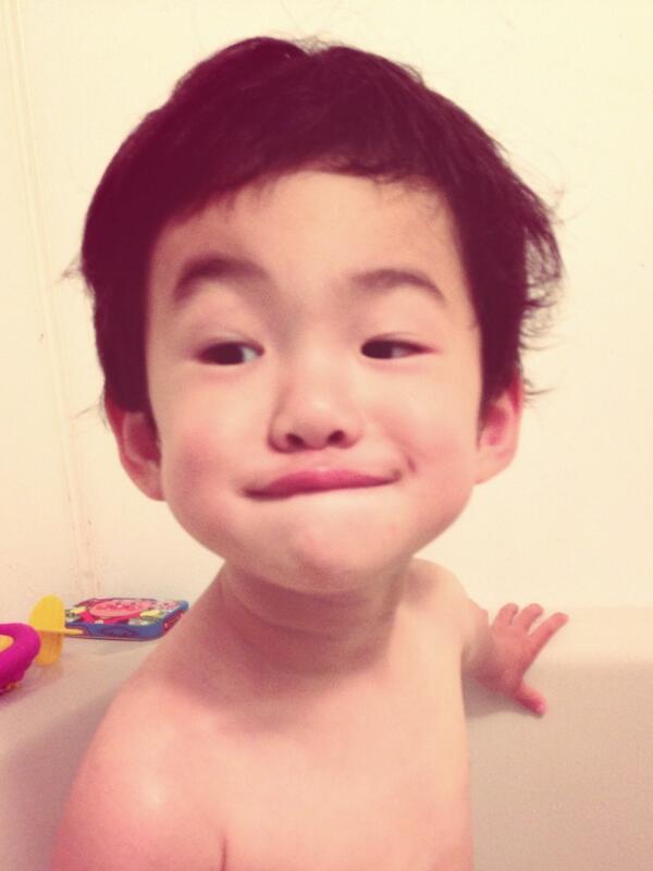 taaamaaa23's tweet photo. あー…いまテンフィかぁ。
行きたかったなぁ。
サタニックカーニバル。
楽しんでるんだろうなぁ。。。
うらやまやま。
こっちはお風呂で水遊び。。
疲れた…そして本日5回目の妖怪ウォッチ。
ゲラゲラポーになっちゃう。 http://t.co/wp72oYxHOG