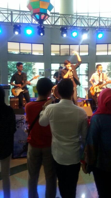 deancup_xoh's tweet photo. Penampilan dari karsinoma @FKUMJ2012 http://t.co/cJMMntuwPF