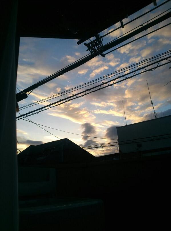 bob_060601's tweet photo. 何なんやろ？
何か、変な感じした。
ベランダで涼んでるん気持ちいっ。
雨上がった後の晴れた空すき。
何か気分落ち着いくわ。
色々迷い始めた。答え出さんと。 http://t.co/sOU0ftdcql