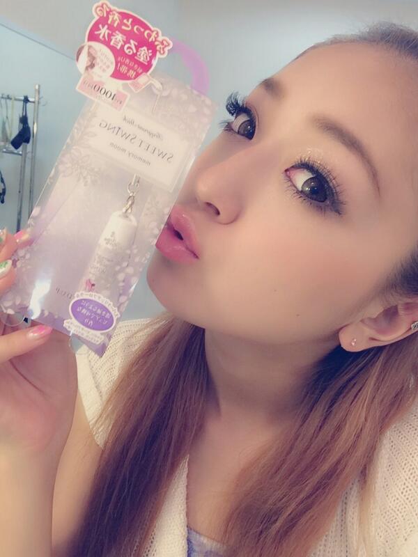 みちょぱ 池田美優 くみっきーさんプロデュースの 練り香水 Sweet Swing スパークリングフローラルの香り もらっちゃったぁ 早速着けたんだけど かなりいい匂いだし 小ちゃいから持ち運び便利だし ドンキとかに売ってるんだって Http T Co