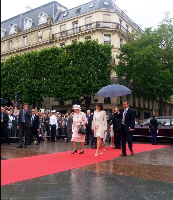 frasermatthew's tweet photo. Anne Hidalgo, mayor of Paris, entering Hotel de Ville this morning with the Queen -- note which one gets the umbrella http://t.co/wV24PBrv7c