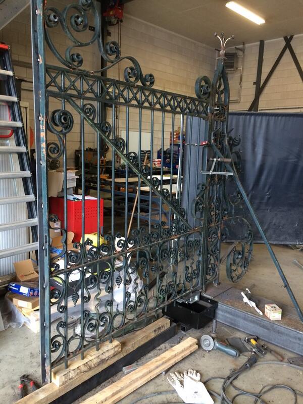 sandermikkers's tweet photo. Restauratie poort Barendrecht http://t.co/E81aFiP0L4