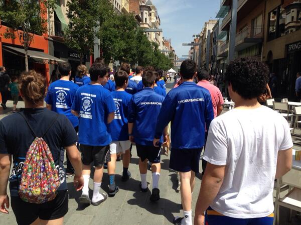 balonmanoikasa's tweet photo. Infantil masculino de paseo antes de comer! Objetivo final de campeonato de España!
#VALORR http://t.co/TrGbM1lZpF