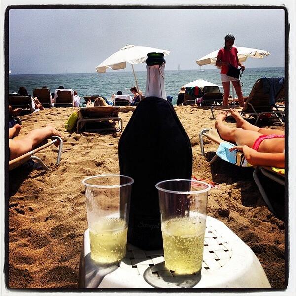 Beach cava 🍸😎 #girlstrip #familytrip #platjadebarcelona #beachlife #barcelona #sun #spain ift.tt/1kLW5SL