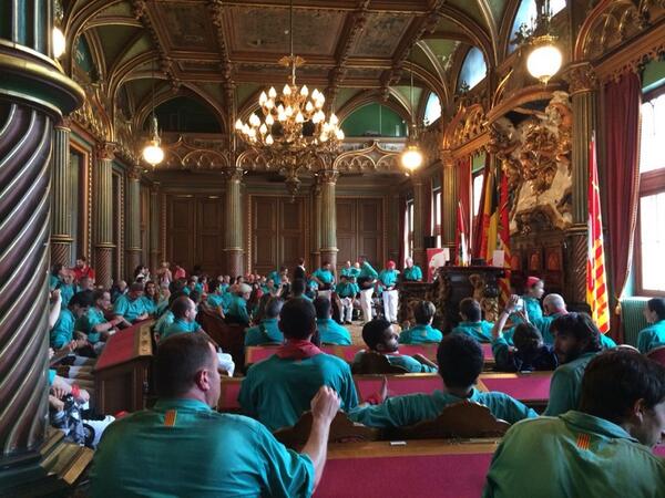 I ara, recepció a l'Ajuntament de Lieja! #catalanswanttovote <a href="/omnium/">Òmnium Cultural</a> #OhlaLaus *119*