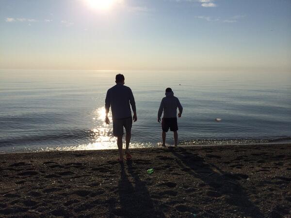 TeamRunningDead's tweet image. Van 1 boys playing on the beach!! -EG #RagnarChi