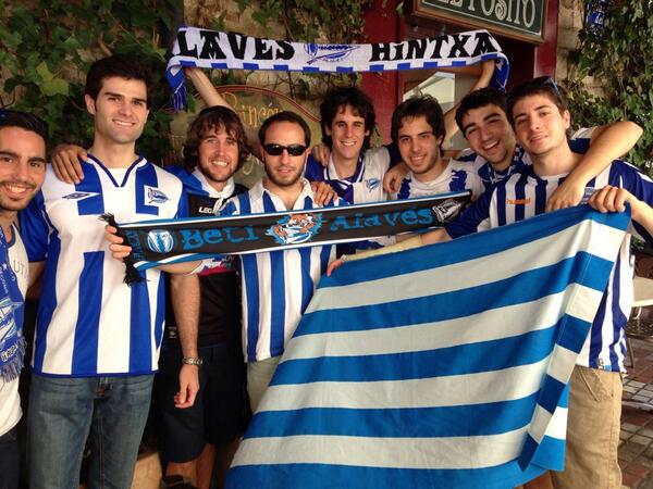 Alaves's tweet photo. Cuatro horas para el partido y Jaén ya es albiazul #elkarrekinlortukodugu #JotakeGlorioso http://t.co/G0kC8ABe0L