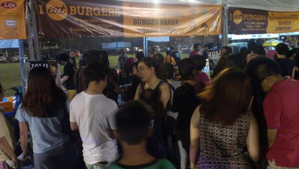 ANDYSAHLAM's tweet photo. Hai @abangburn panjanglah barisan nak beli burger! #iEatBurger feast http://t.co/Rj0THFtpWc