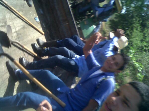 suny_molina's tweet photo. Pela pollos ☺ ! http://t.co/WygbLyvgq8