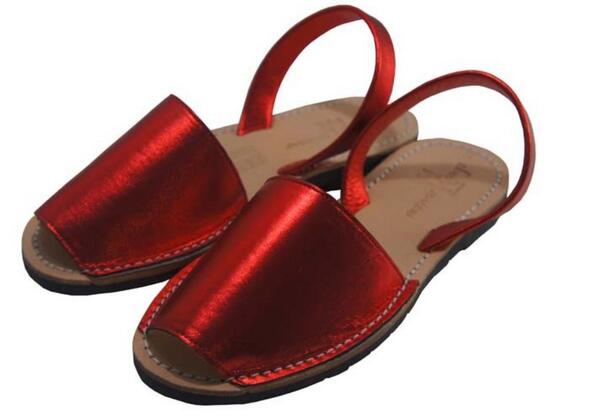 menorkings's tweet photo. Este verano, rojo pasión. Avarcas de piel metalizada de color rojo en http://t.co/GSP33e0Sg8 por sólo 28 €. http://t.co/4ELApjDPvt