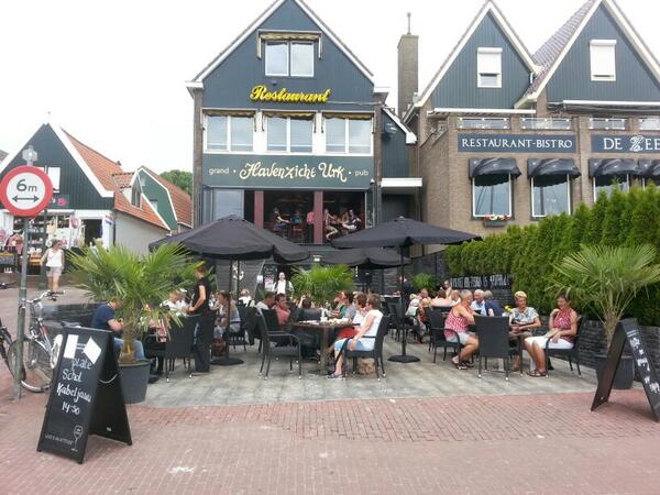 #urkerdag  gezellig op het terras van Havenzicht Urk met zanger Ronald