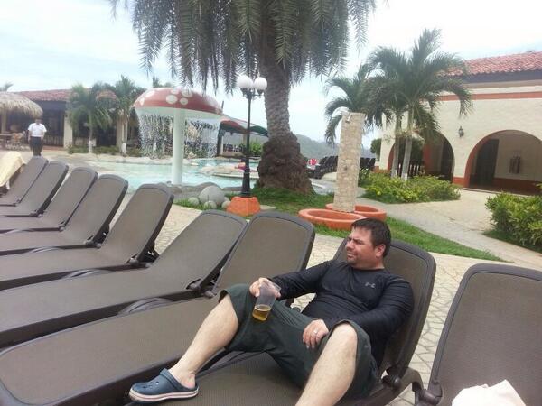 VaritosanchezA's tweet photo. Diay aquí pensando en los temas del lunes. Saludos a todos!!! #minivacaciones http://t.co/3yRJAseYkG