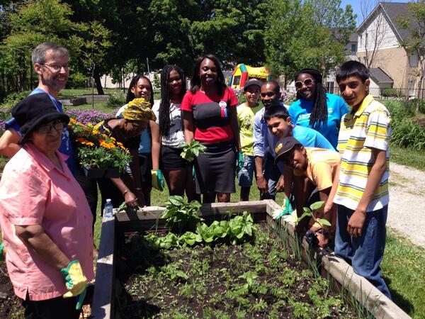 MitzieHunter's tweet photo. What a perfect day for a community clean up at Scarborough Village #100in1Day http://t.co/aIltqFSCcI