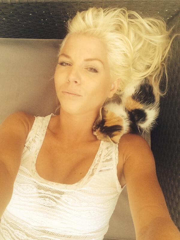 JessicaThivenin's tweet photo. Rien de plus fidèle que les animaux 😝 http://t.co/gcMxt4eKO0