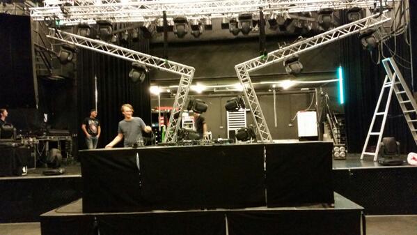 TdanceUlft's tweet photo. De opbouw is van start!

We zien jullie vanavond! 
Er zijn nog kaarten te koop! http://t.co/4zq8DCSFbb