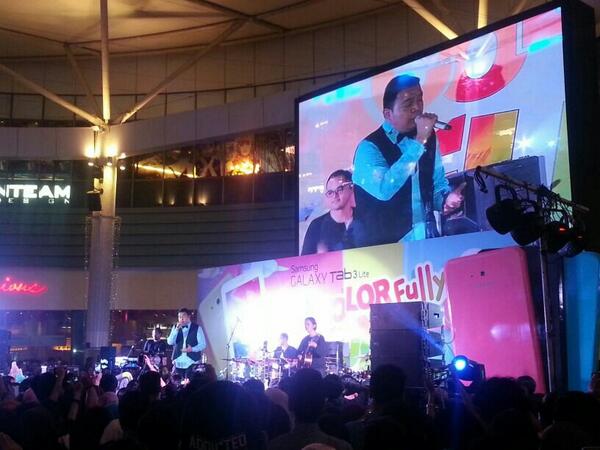 samsungID's tweet photo. Suasana #HitsColorFest makin rame! Pasti pd nungguin penampilan Tulus. Coba tebak Tulus lg bawain lagu apa sekarang? http://t.co/Oc6gjvDhJ0