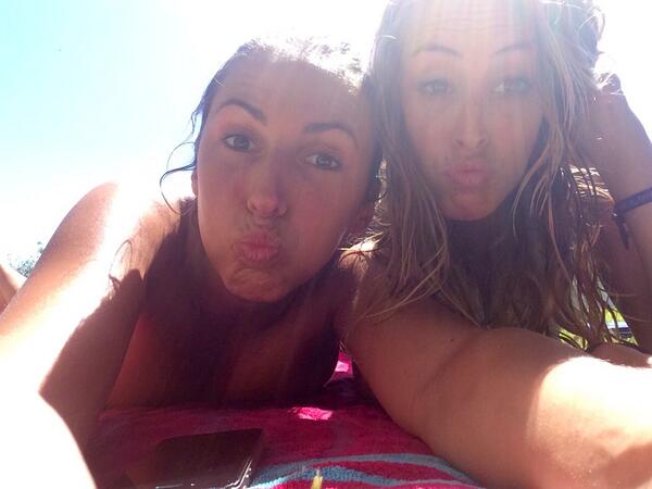 EstherArizaa's tweet photo. Que nos gusta  ☀️🌴@GemaR1910  mejor imposible! 💜 http://t.co/w42CBTerXT
