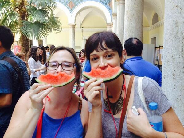 C_Aroutiounova's tweet photo. Así nos lo estamos pasando en #VALenguando @MFriasTrad @TraduccionesVM @Sonia_Saura @transGalator http://t.co/boeiAq6Ep7