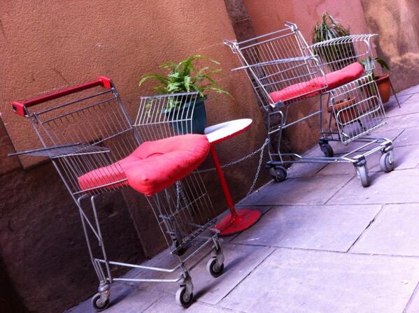 Bcnsingular's tweet photo. Seients superoriginals al carrer dels Cotoners, a la Ribera http://t.co/JxP113fl5G