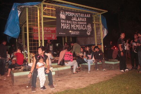 ini area <a href="/Perjal_BGR/">Perpustakaan Jalanan</a> rame juga yahhhh . persenjatai dirimu dengan membaca #FTK2014