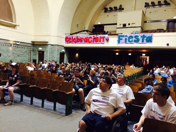 swathnar's tweet photo. @ChicagoCares Serve-a-thon has officially begun at Bowen High School! #MyChi http://t.co/IWHp2VypxW