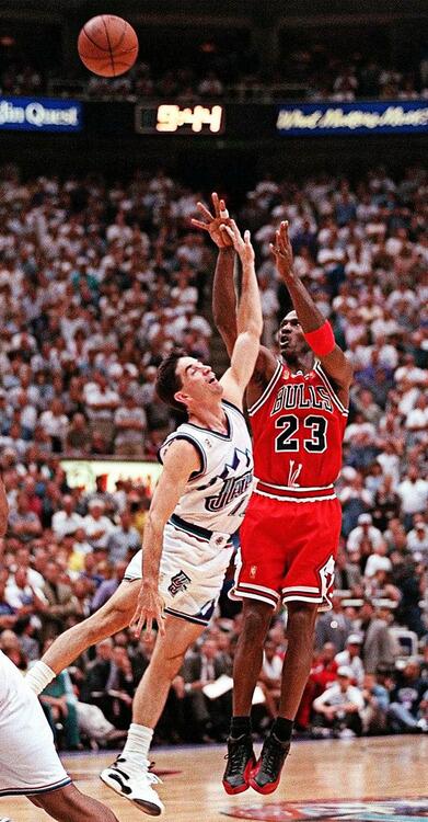 HoopsThrowbacks's tweet image. 16 years ago, the @chicagobulls won the most lopsided game in Finals history, 96-54 over Utah en route to title #6