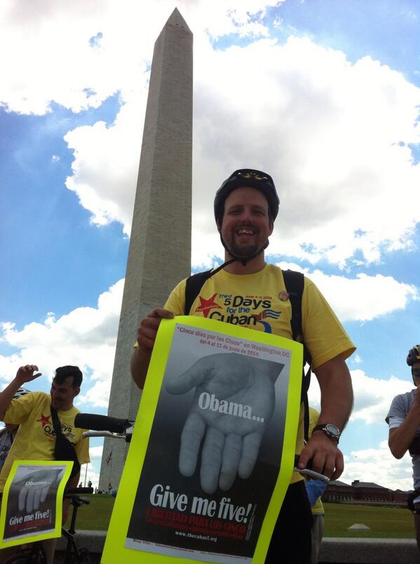 TheIntCom's tweet photo. Washington Monument enroute to @WhiteHouse #5DaysForThe5 #FreetheFive http://t.co/FWRsIysh71