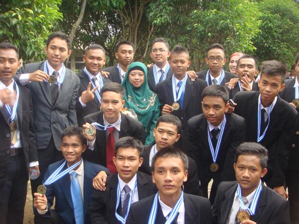 RAbintari's tweet photo. wajah wajah penghuni 12 tkj 2 angkatan 13/14 :'D RT @official12tkj2: pengen jadi anak SMK lagi ! :') #TKJ2 http://t.co/vpv82Qw8pW