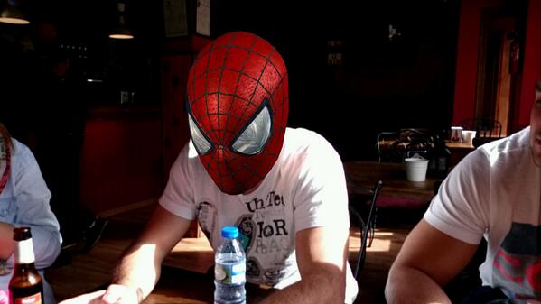 javi9niso's tweet photo. Tomando algo con spiderman http://t.co/OzrDvbUIWX