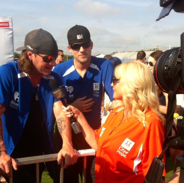InsideMusicRow's tweet photo. Getting ready for some softball with @FLAGALine for City of Hope!  With @kellylynnjanson and @ZUUSCountry! http://t.co/6lEuOJRVMp