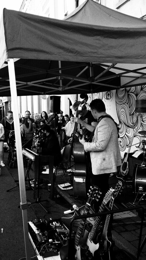 keitholennon's tweet photo. Really enjoying the festival on dublin street in Carlow @CarlowStilettoS @EigseCarlow @OHarasBeers @CarlowPeople http://t.co/dZyHQ6zz13