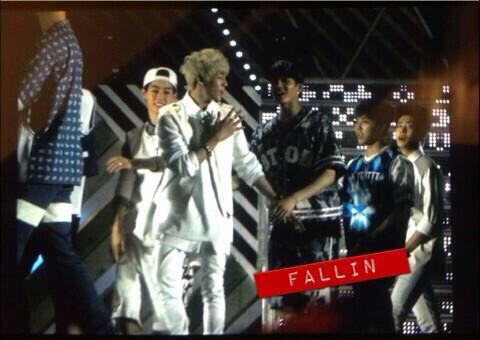 Art_Yaa's tweet photo. จะมีแท็กใหม่มั้ยครัช #NielBam รึ #PeBam รู้สึกพี่มาร์คจะเริ่มยิ้มเจื่อนๆแล้ว 5555 #MarkBam http://t.co/0cALmDadPn