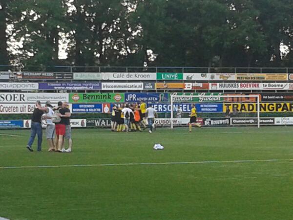 Gefeliciteerd <a href="/DCS_1/">DCS Zevenaar</a> <a href="/svDCS/">sv DCS</a> met de promotie naar de 2e klasse! <a href="/Zevenaar/">Gemeente Zevenaar</a>. Knap gedaan mannen, mooie wedstrijd!!