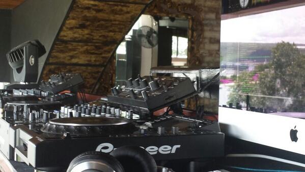 Karlotta_Club's tweet photo. Instlando #cabina para Dos Grandes hoy en  #karlotta @dariogomez  @DjMauricioPonce
#backtoback http://t.co/fUg3UA2bbN
