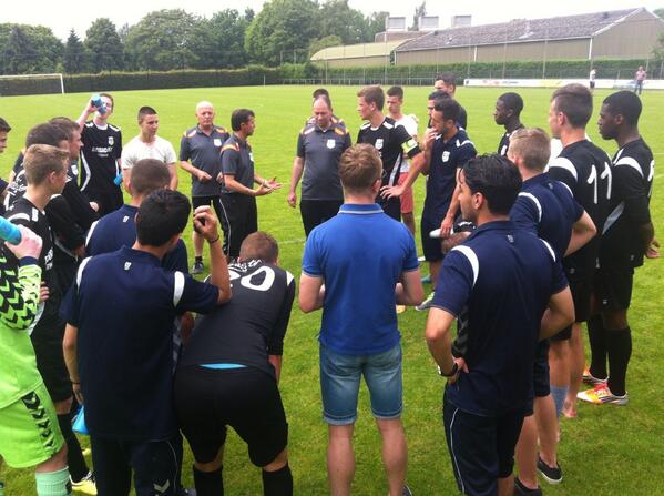 A1-coach Cemal Yilmaz spreekt 'zijn' A1 Willem ll/RKC toe na de zege via penalty's op FC Den Bosch A1.