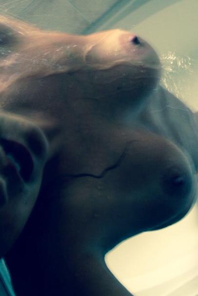 StupidHot442's tweet photo. The Mrs taking a shower this AM. http://t.co/PhQbCWThkO