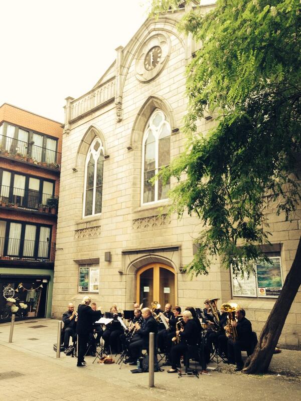 ApiDublin's tweet image. Just another day in Dublin, stumbled upon this impromptu performance #smockalley #cowsLane #LoveDublin