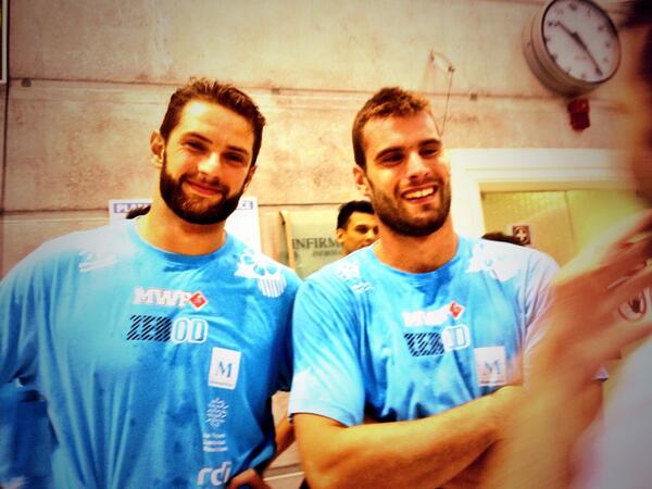 MWP_pro's tweet photo. Rémi #Saudadier et @AndrijaVlaho77 sont plus que heureux ! :) #waterpolo #Champion #finale http://t.co/h0j0BTpaUT