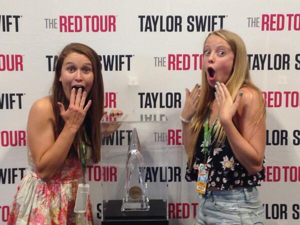 molly__warren's tweet image. Do we look like @taylorswift13 yet? #SwiftBoothCMA