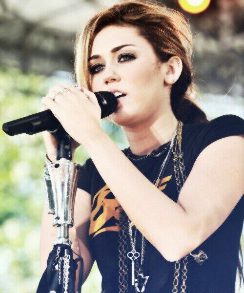 demiffect's tweet photo. Resimleri özellikle rt yabın öne gectiler #MileyForMMVA http://t.co/PvE8AG2N7P