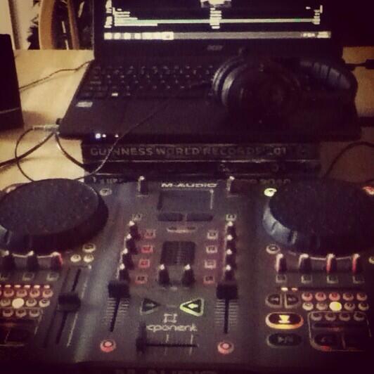 AdshadeGm's tweet photo. Makin a new mix today with some old gear! #TheDjLife #mixin #MAudio #VirtualDJ http://t.co/jOhGUAIfwj